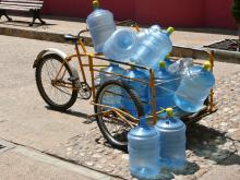 Tiendas ya racionan garrafones de agua ante escasez