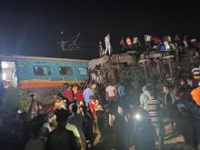 Chocan dos trenes en India; mueren al menos 50 personas
