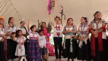 Claudia Sheinbaum con mujeres de pueblos originarios 