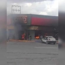 Incendio consumió una tienda Oxxo en Nuevo León