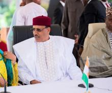 Pese a estar retenido, el presidente de Níger apela a la democracia