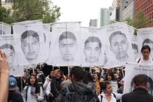 Padres de los 43 estudiantes de Ayotzinapa exigen reunión con AMLO 