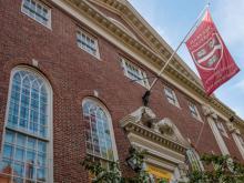 Grupos acusan a la Universidad de Harvard de preferencias en admisiones