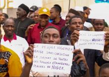 Francia inicia evacuación de civiles en Níger por aumento de violencia en el país