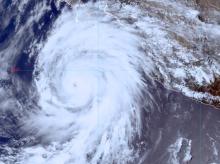 Suspenden clases y cierran puertos en Baja California Sur por huracán Hilary