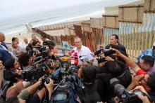 Marcelo Ebrard pide desde Tijuana a EE.UU. retirar el muro fronterizo