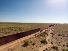 Encuentran los cuerpos de dos migrantes mexicanos en zona desértica