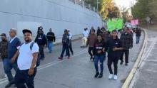 Urbaneros de Línea Express cierran calles para exigir su restitución 