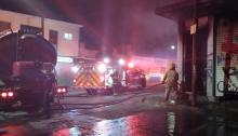 Elementos del cuerpo de Bomberos Municipales se encargaron de sofocar las llamas que al parecer fueron provocadas