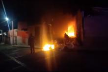 Pobladores incendian casas de presuntos delincuentes en Hidalgo