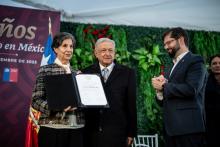 AMLO otorga Orden Mexicana del Águila Azteca a Isabel Allende, hija de Salvador Allende