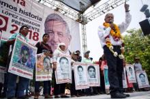 Padres de los 43 estudiantes de Ayotzinapa sienten traición por parte de AMLO, afirma su abogado