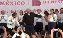 [VIDEO] Alcaldesa de Tecámac besa la mano de AMLO en gesto de unidad