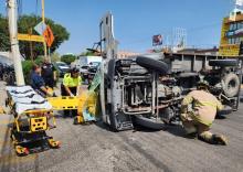 El aparatoso accidente provocó la movilización de los Bomberos Municipales para utilizar las quijadas de la vida