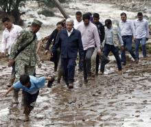 AMLO avanza a pie hacia Acapulco tras daños carreteros por Otis 