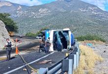 Mueren 18 migrantes en Oaxaca tras volcarse su camión