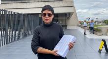 Mariana Ávila, presidenta del OVSG con las 18 mil firmas