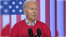 Joe Biden con la camiseta roja 