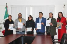 Dirigentes estatales del PRD, PAN y PRI firmando coalición