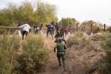 Policías texanos podrán detener a migrantes solo por su apariencia