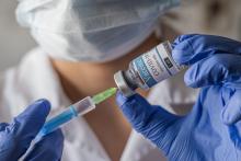 Faltan vacunas contra el COVID en centros de salud, pero no en farmacias particulares
