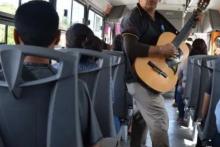 Cantante en el transporte público