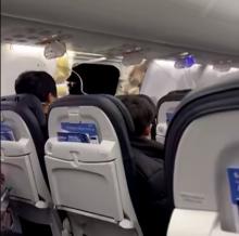Vuelo de Alaska Airlines aterriza de emergencia tras desprendimiento de ventanilla 