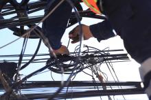 Retiran cableado de telecomunicación de postes en la ciudad 