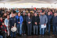 Gobernadora entrega apoyos de construcción: cuartos adicionales, impermeabilizantes, calentadores solares...