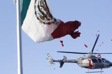 Helicóptero militar corta accidentalmente la Bandera de México