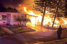  Avioneta se estrella e incendia parque de casas rodantes, en Florida