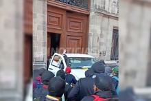 Presuntos normalistas derriban la puerta 1 de Palacio Nacional