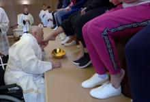 Papa Francisco lava y besa los pies de 12 reclusas