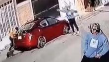 En el video se observa a un hombre lavando su auto y cómo tiene que correr para ponerse a salvo