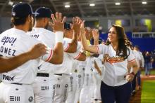 La gobernadora asistió al primer partido de la temporada de los Rieleros de Aguascalientes