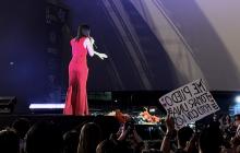María Becerra detiene su concierto del Foro de las Estrellas para pedir que ayuden a fan desmayada