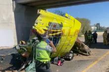 El conductor habría perdido total control del tractocamión. El choque mantiene cerrados los carriles de sur a norte.