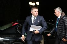 Intentan asesinar al primer ministro de Eslovaquia en un evento público