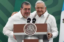Arévalo (izquierda) y López Obrador abrazados en Chiapas