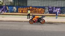 Muere motociclista al sufrir aparatosa caída sobre Gómez Morín