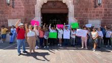 Pacientes renales se manifiestan en Palacio Municipal y de Gobierno del Estado contra cambios de clínicas 