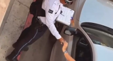 Policia captado recibiendo "mordida" en Aguascalientes 