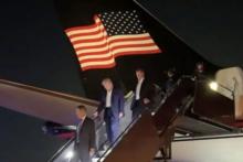 Donald Trump aterriza en Nueva Jersey y baja del avión por su propio pie