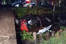Mueren tres mujeres que viajaban en un vehículo que cayó en un canal de Xochimilco