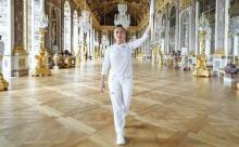 Salma Hayek porta la antorcha olímpica en el Palacio de Versalles 