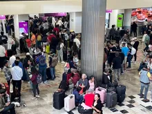 Aeropuerto con gente en espera.