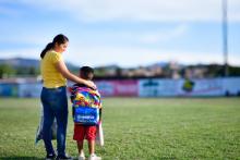 Niño calvillense con mochila nueva 