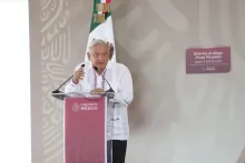 AMLO ironiza y anuncia entrega de certificados a adversarios que se "portaron bien"