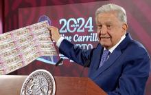 López Obrador, presentó el boleto de la última Lotería Nacional.