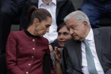 AMLO“se va y al mismo tiempo no se va”. 